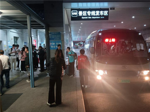 华体会tht登入“双节”泰安公交为乘客提供安全顺畅出行服务